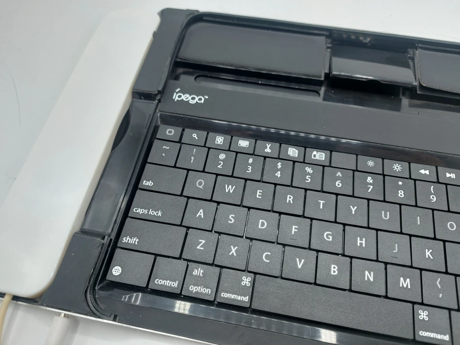 کیبورد بی سیم تبلت مدل ip-090 به همراه گوشی مناسب برای آی پد 3